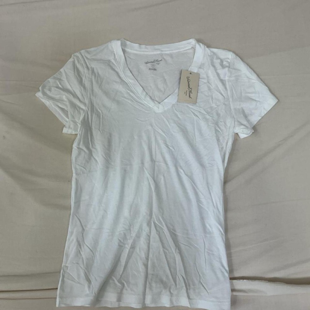 Universal Thread White V-Neck Tee – Women's Medium – NWT 🤍